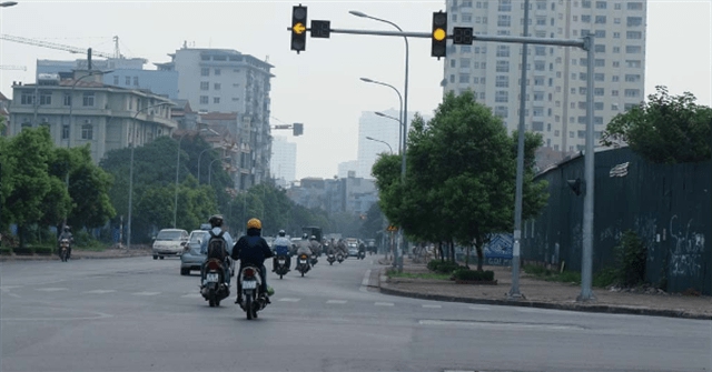 &Ocirc; t&ocirc; vượt đ&egrave;n v&agrave;ng bị phạt từ 3 - 5 triệu đồng, tước bằng l&aacute;i từ 1-3 th&aacute;ng.