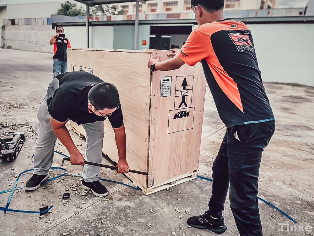 Cận cảnh khui th&ugrave;ng KTM Duke 790 tại Việt Nam