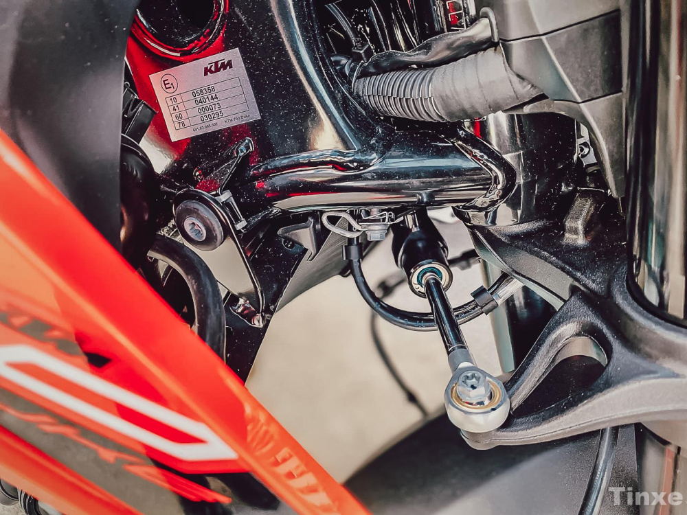 Trợ lực cổ được đặt dưới chảng 3 nguy&ecirc;n bản của KTM Duke 790