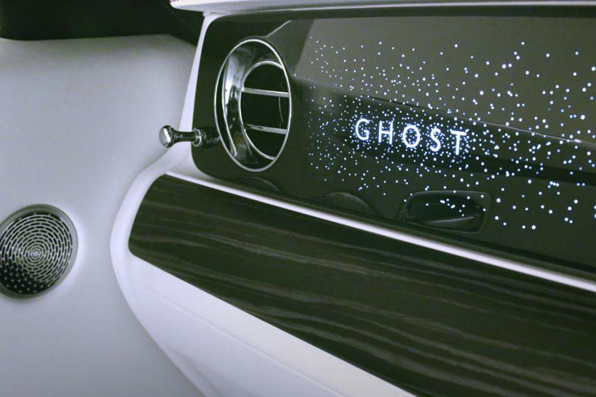Chữ Ghost s&aacute;ng l&ecirc;n trong mặt t&aacute;p-l&ocirc;