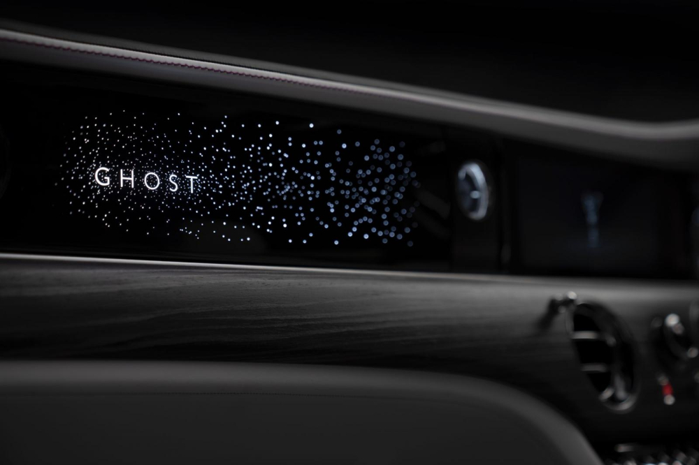 Bao quanh chữ Ghost n&agrave;y l&agrave; hơn 850 ng&ocirc;i sao
