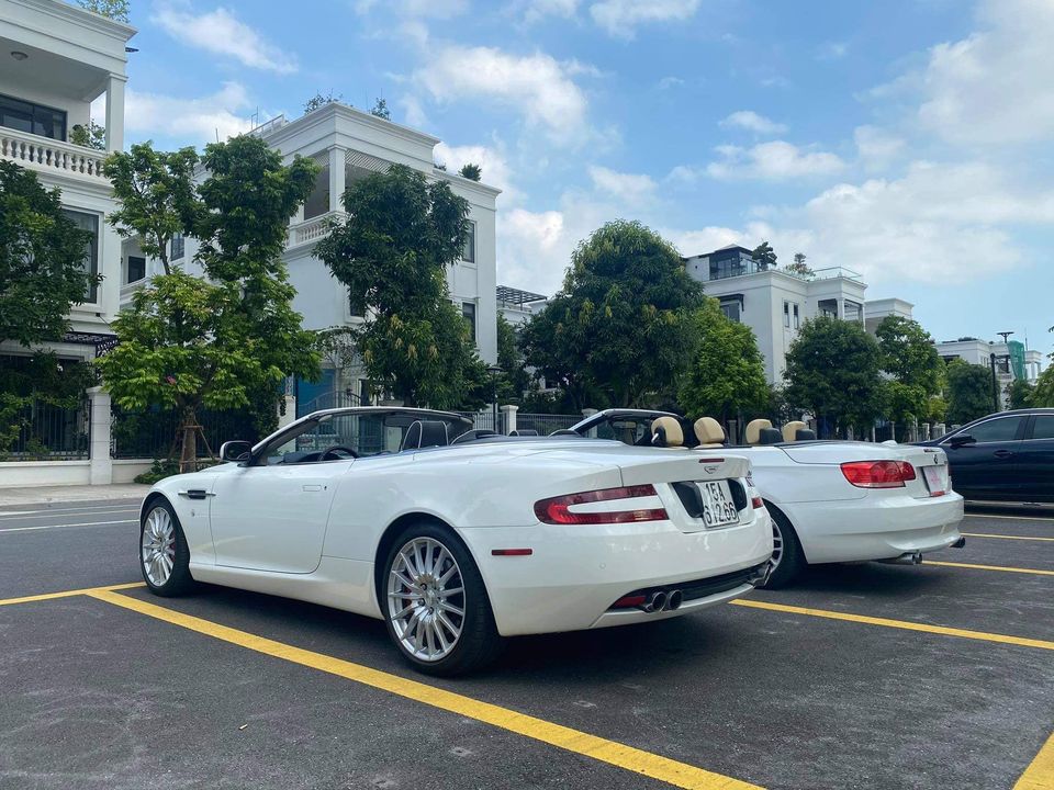 Aston Martin DB9 Volante sử dụng mui xếp mềm và mất hơn 16 giây để đóng hoặc mở mui Aston Martin DB9 Volante sử dụng mui xếp mềm và mất hơn 16 giây để đóng hoặc mở mui
