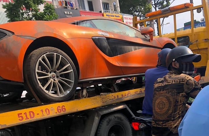 Ngoại thất chiếc si&ecirc;u xe McLaren 570S m&agrave;u cam n&agrave;y lấm lem b&ugrave;n đất