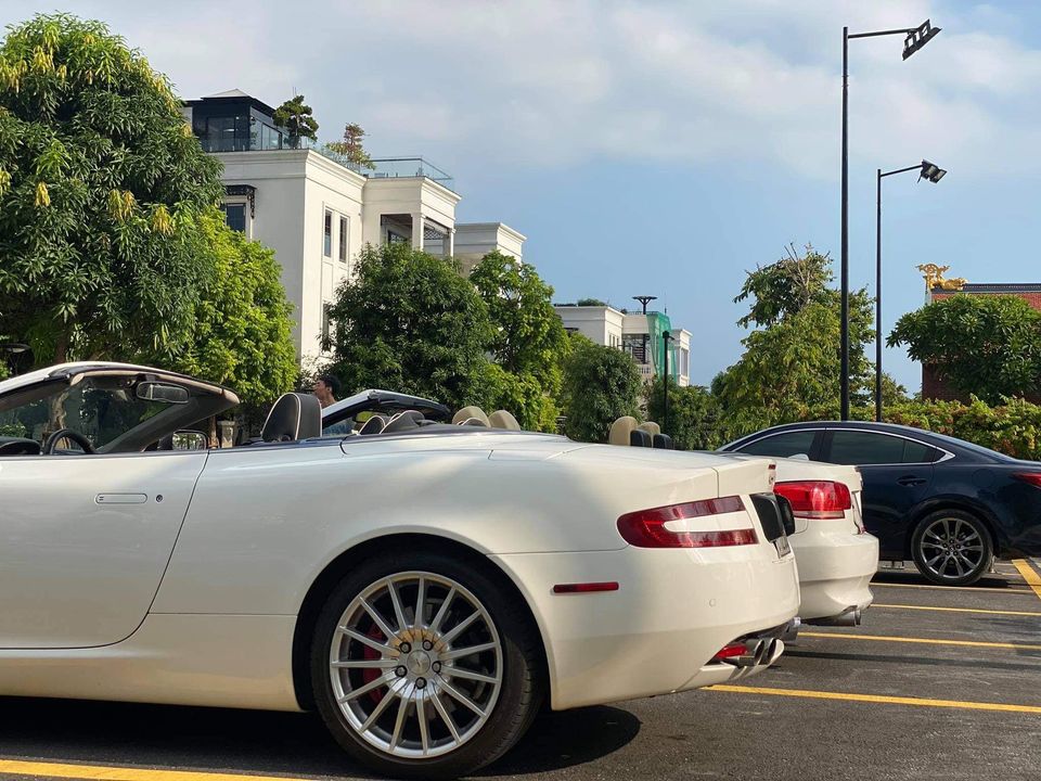 Đèn hậu của Aston Martin DB9 Volante như thỏi nam châm Đèn hậu của Aston Martin DB9 Volante như thỏi nam châm