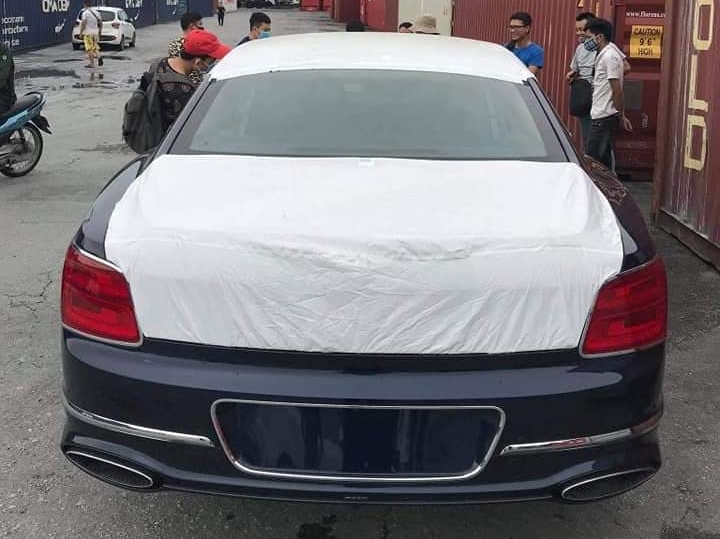 Bentley Flying Spur First Edition đầu ti&ecirc;n Việt Nam c&oacute; m&agrave;u xanh Peacock