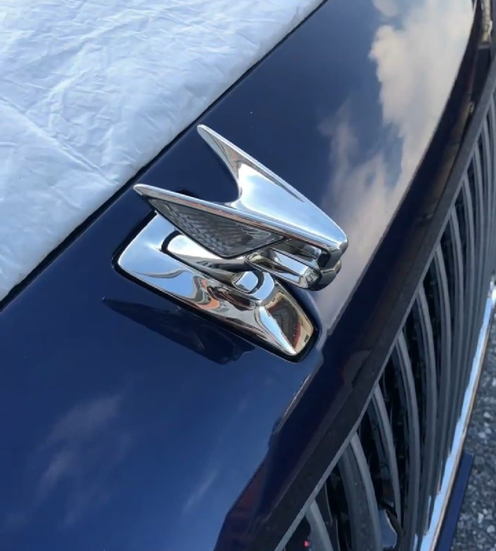 Logo Flying B tr&ecirc;n Bentley Flying Spur First Edition 2020