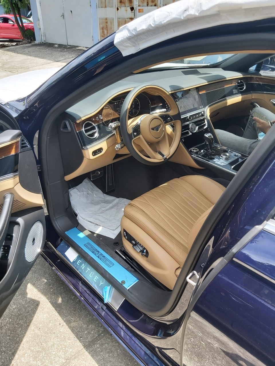 Bentley phát sáng cùng dòng chữ First Edition lồng vào trong logo cờ Anh