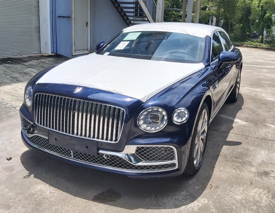 Diện mạo thiết kế phần đầu xe Bentley Flying Spur First Edition 2020 độc nhất Việt Nam