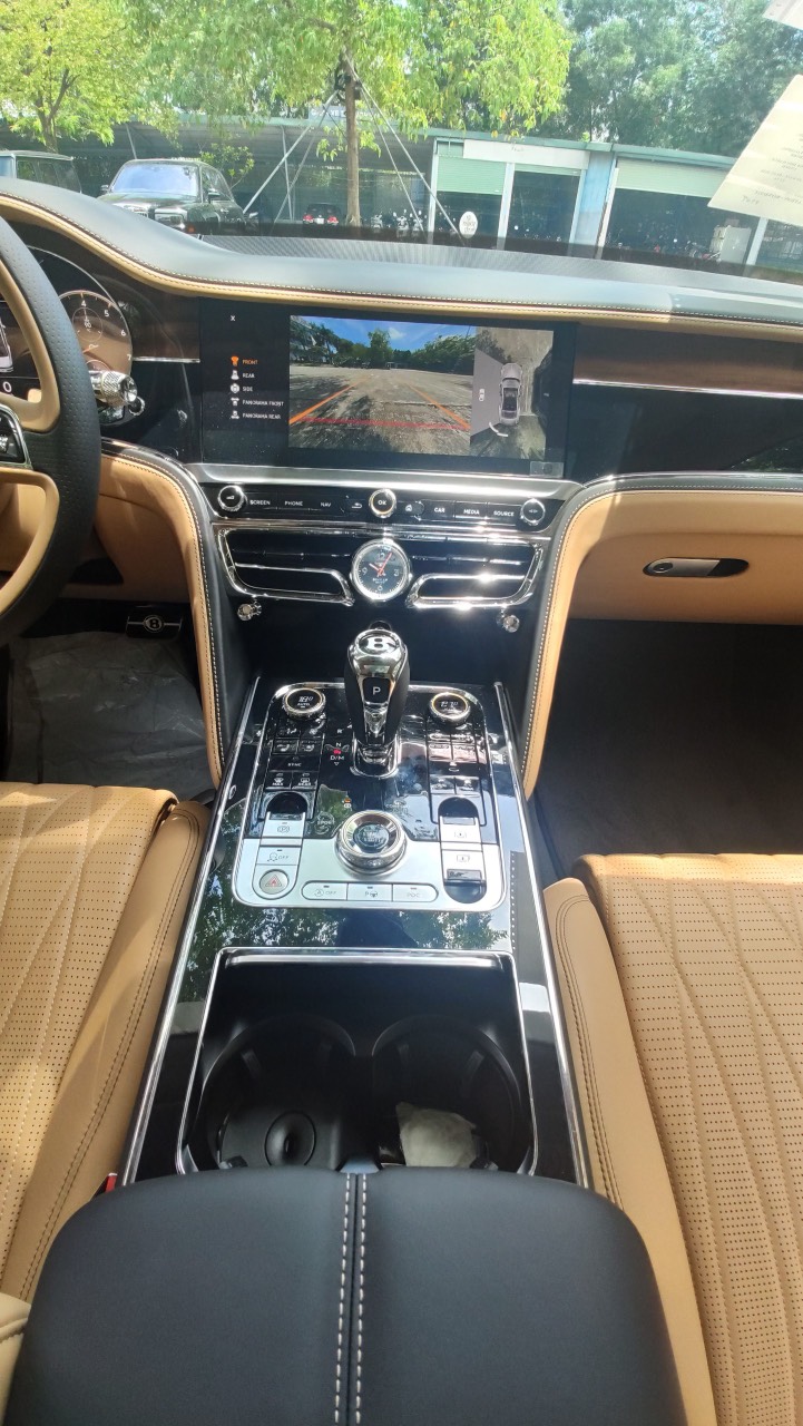 Bảng điều khiển trung t&acirc;m v&agrave; bệ cần số tr&ecirc;n Bentley Flying Spur First Edition 2020