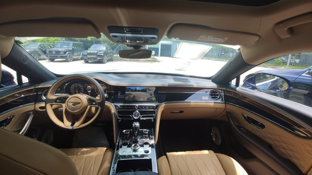To&agrave;n bộ khoang l&aacute;i tr&ecirc;n mẫu xe si&ecirc;u sang Bentley Flying Spur First Edition đầu ti&ecirc;n Việt Nam