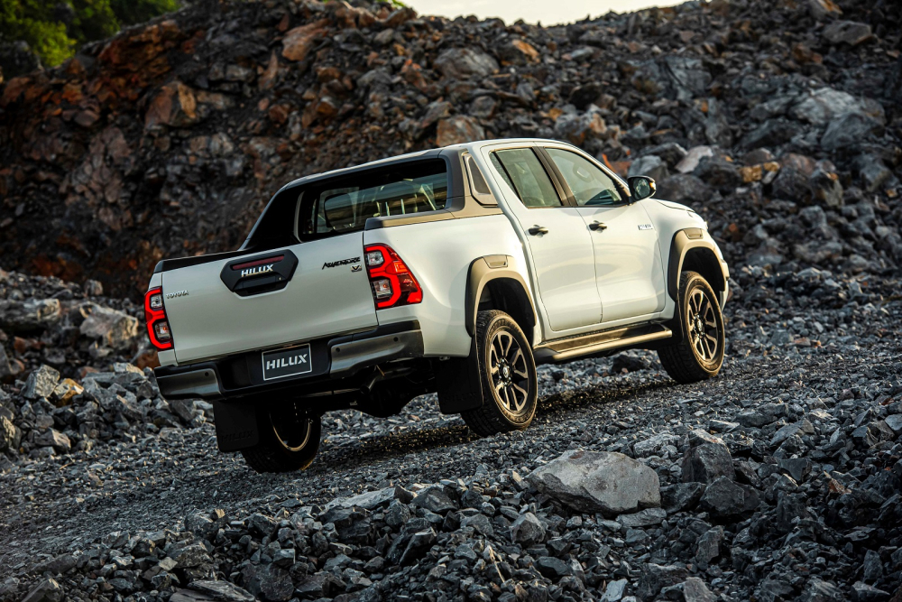 Ở lần n&acirc;ng cấp giữa v&ograve;ng đời n&agrave;y, Toyota Hilux 2020 đ&atilde; ngang sức ngang t&agrave;i với c&aacute;c đối thủ tại Việt Nam hơn về mọi mặt