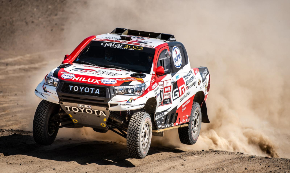  Những chiếc Toyota Hilux c&ugrave;ng đội đua Toyota Gazoo Racing Rally li&ecirc;n tục &ldquo;l&agrave;m mưa l&agrave;m gi&oacute;&rdquo; tại đấu trường Dakar trong 2 năm gần đ&acirc;y