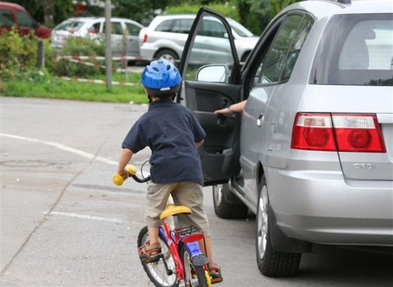 Để cửa xe mở, mở cửa xe không bảo đảm an toàn sẽ bị phạt từ 400.000-600.000 đồng. Để cửa xe mở, mở cửa xe không bảo đảm an toàn sẽ bị phạt từ 400.000-600.000 đồng.