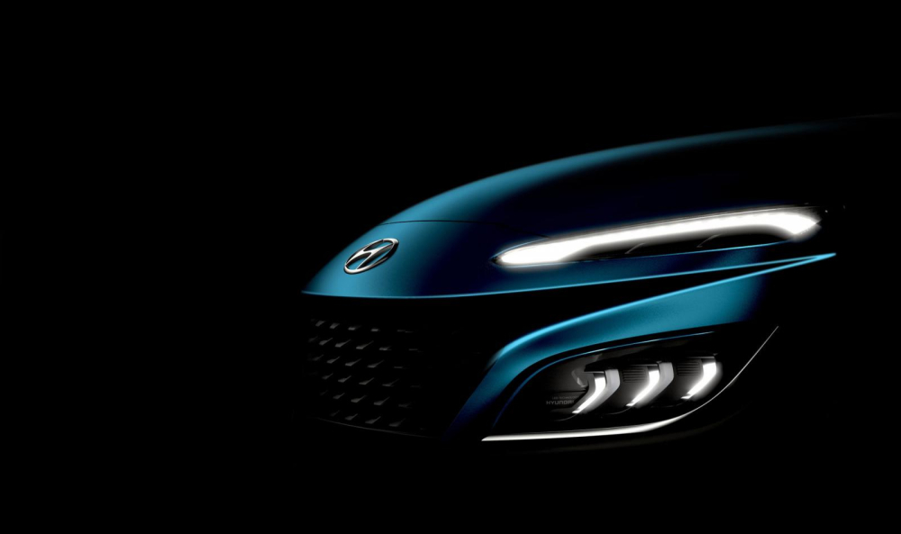 Khe gi&oacute; nằm giữa nắp ca-p&ocirc; của lưới tản nhiệt đ&atilde; kh&ocirc;ng c&ograve;n tr&ecirc;n Hyundai Kona 2021