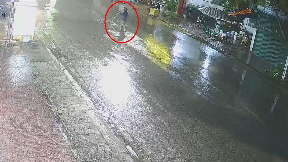 Người đàn ông được cho là bị mù đi bộ qua đường
