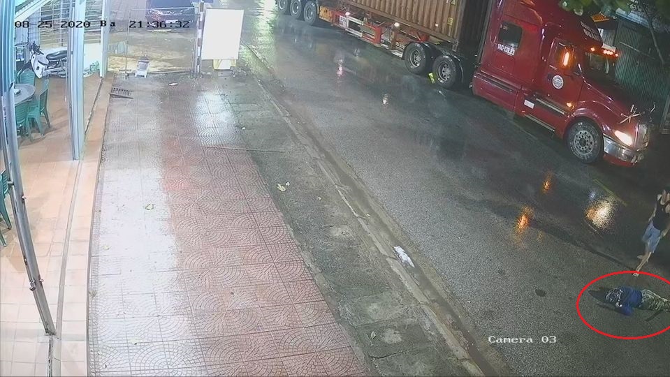 Người đàn ông bị chiếc xe container hất văng khoảng 7 m