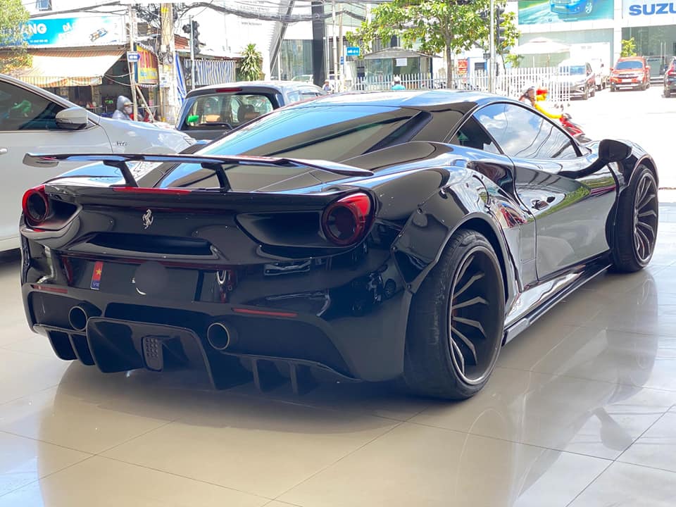 Ferrari 488 GTB độ Liberty Walk được cắt vè, trang bị cản mới
