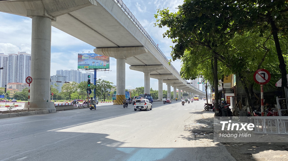 Biển báo P.123a - Cấm các phương tiện rẽ trái - mới được đặt tại ngã tư Hồ Tùng Mậu - Lê Đức Thọ. Biển báo P.123a - Cấm các phương tiện rẽ trái - mới được đặt tại ngã tư Hồ Tùng Mậu - Lê Đức Thọ.