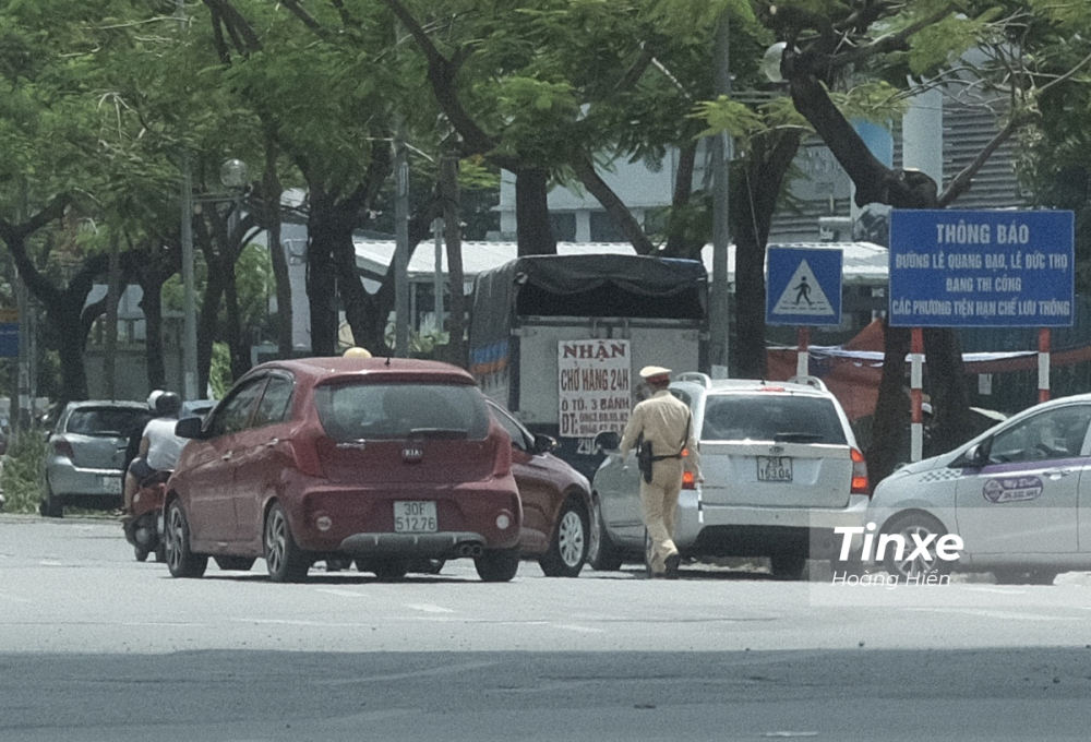 Các phương tiện rẽ trái sẽ bị lực lượng chức năng xử phạt. Các phương tiện rẽ trái sẽ bị lực lượng chức năng xử phạt.