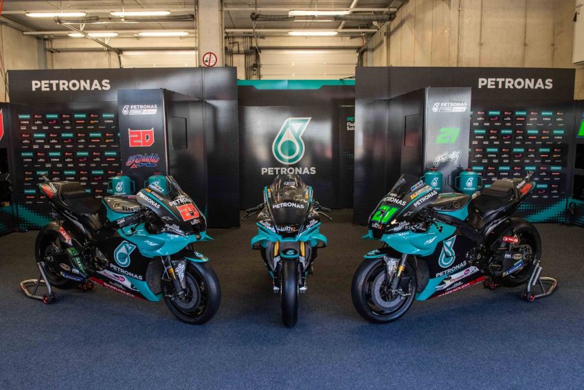 Yamaha R1 Petronas Replica đứng giữa hai chiếc Yamaha YZR-M1 của đội đua Petronas SRT Yamaha Yamaha R1 Petronas Replica đứng giữa hai chiếc Yamaha YZR-M1 của đội đua Petronas SRT Yamaha