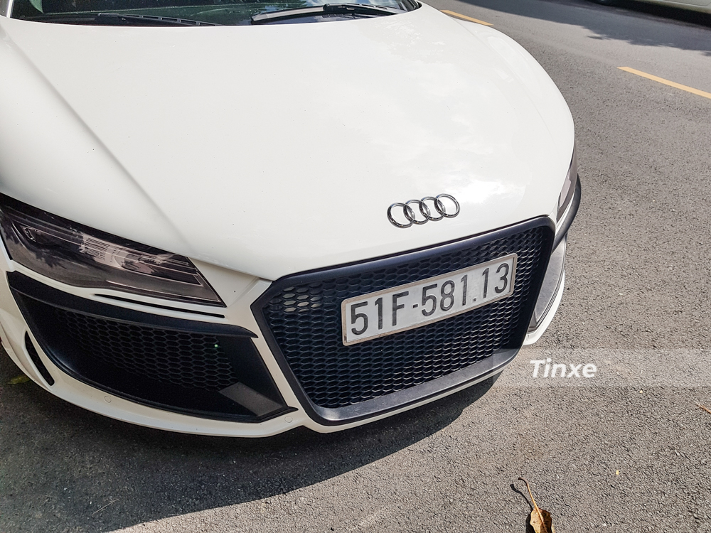Bộ body kit của hãng Regula mang đến cho dòng siêu xe Audi R8 đời cũ này mặt tiền hầm hố hơn so với xe nguyên bản.