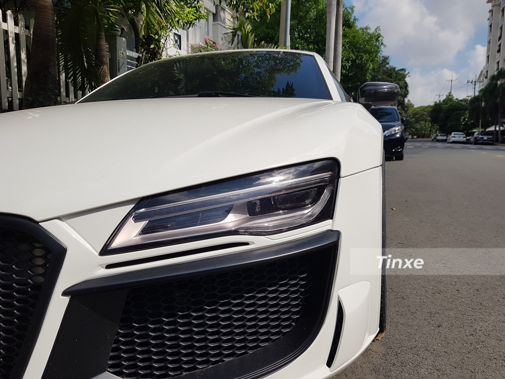 Chiếc siêu xe Audi R8 độ body kit Regula này đã được chủ nhân nâng cấp lên bộ LED của phiên bản 2018 rất cá tính và bắt mắt.