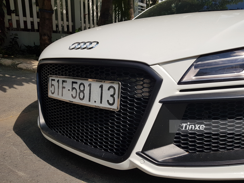 Trong đó, lưới tản nhiệt 2 bên hông của Audi R8 độ body kit Regula không đơn thuần chỉ là 3 thanh ngang xếp chồng lên nhau, thay vào đó là hốc gió được mở rộng thêm và có lưới tản nhiệt hình tổ ong được sơn đen mờ.