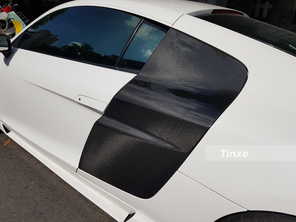 Ngoại hình xe còn có vô số chi tiết bằng sợi carbon để tạo điểm nhấn cho bộ áo màu trắng của xe cũng như mang đến trọng lượng giảm cân đáng kể.