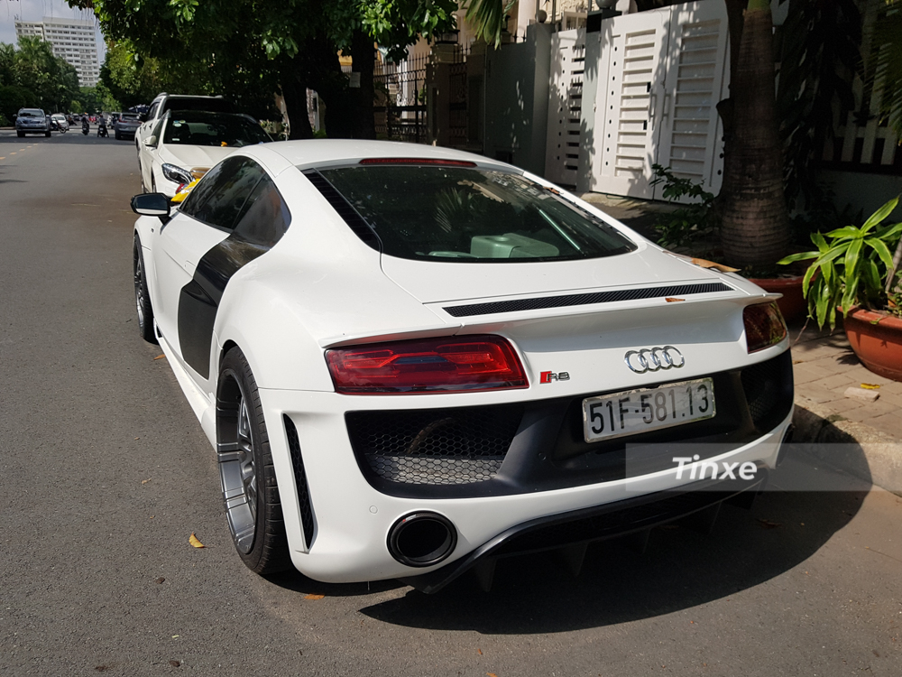 Hiện tại Việt Nam chỉ có 2 chiếc Audi R8 đời cũ được chủ nhân mạnh tay độ khủng trên 1 tỷ đồng. Ngoài ra, chiếc xe trong bài còn có bộ đèn pha LED và đèn hậu LED của đời sau này.