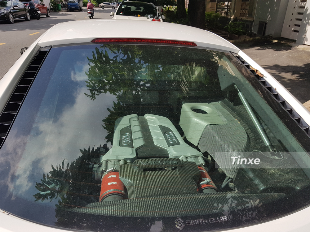 Siêu xe Audi R8 này không được độ lại động cơ, nguyên bản, trái tim của siêu xe này sử dụng động cơ V8, dung tích 4,2 lít, sản sinh công suất tối đa 420 mã lực tại vòng tua máy 7.800 vòng/phút và mô-men xoắn cực đại 430 Nm tại vòng tua 4.500-6.000 vòng/phút