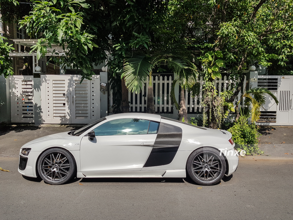 Chiếc siêu xe Audi R8 độ body kit của hãng Regula sau nhiều lần Nam-Bắc hiện đang định cư trên một con đường nằm trong khu đô thị Phú Mỹ Hưng, quận 7, Tp.HCM.
