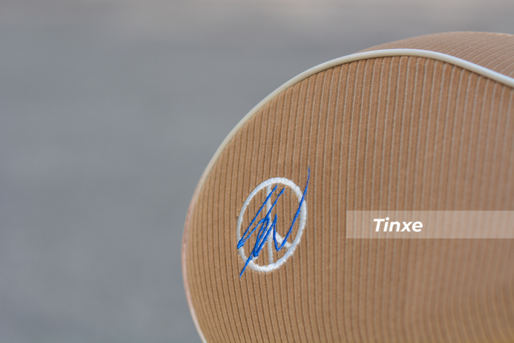 Logo chữ ký SW thêu nổi trên yên xe bằng nhung của Vespa Primavera Sean Wotherspoon Logo chữ ký SW thêu nổi trên yên xe bằng nhung của Vespa Primavera Sean Wotherspoon