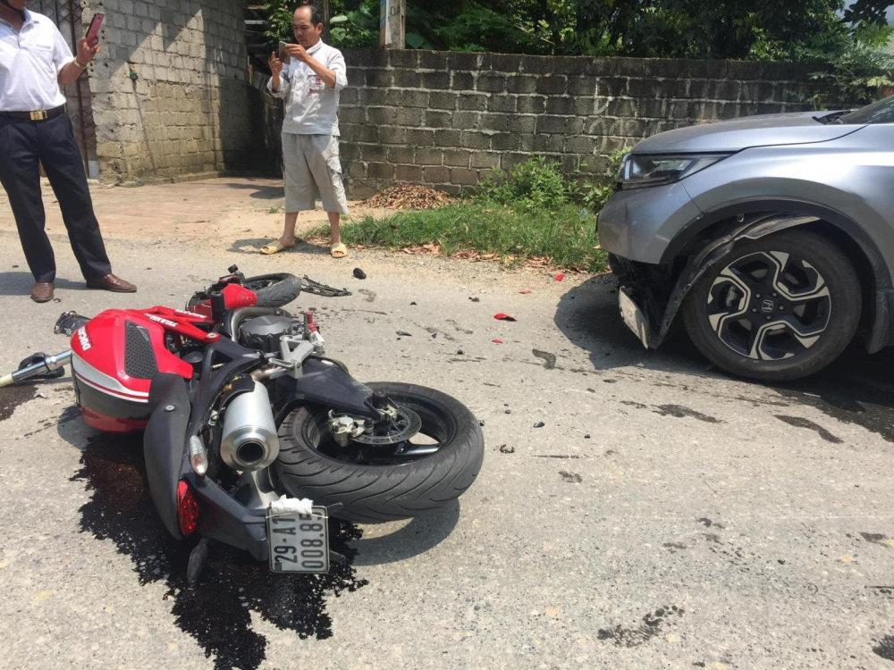 Xe mô tô Ducati bị gãy phuộc trước và dàn đầu, trong khi xe Honda CR-V bị rụng cản sốc Xe mô tô Ducati bị gãy phuộc trước và dàn đầu, trong khi xe Honda CR-V bị rụng cản sốc