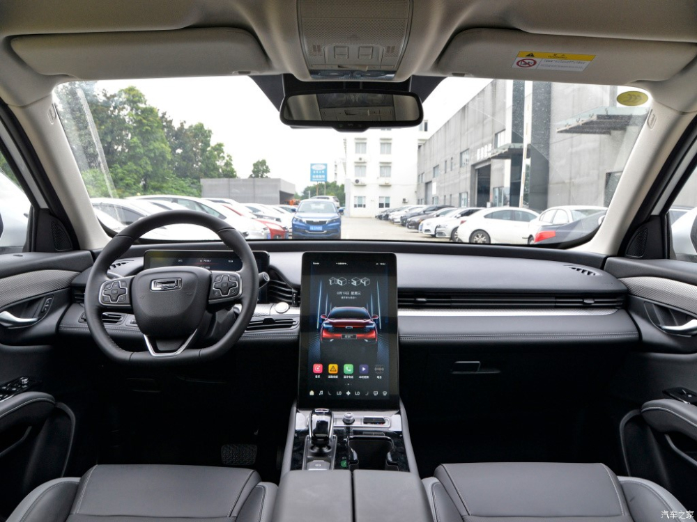 Nội thất Qoros 7 tr&ocirc;ng sang trọng với một m&agrave;n h&igrave;nh cảm ứng trung t&acirc;m cực lớn