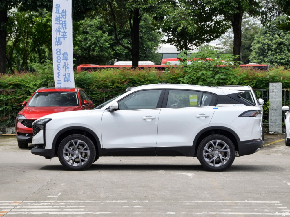 Sườn xe Qoros 7 cho thấy xe c&oacute; thiết kế m&aacute;i d&oacute;c dần về ph&iacute;a sau, c&aacute;c đường kẻ m&agrave;u đen to r&otilde;