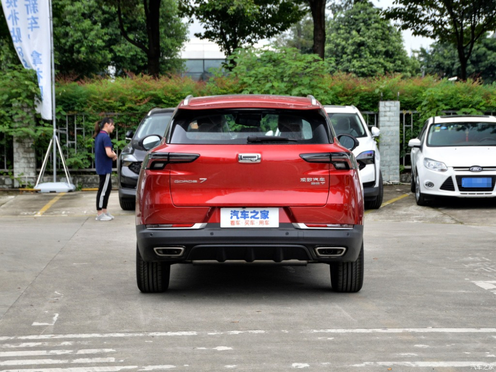 Nh&igrave;n trực diện đu&ocirc;i&nbsp;xe Qoros 7