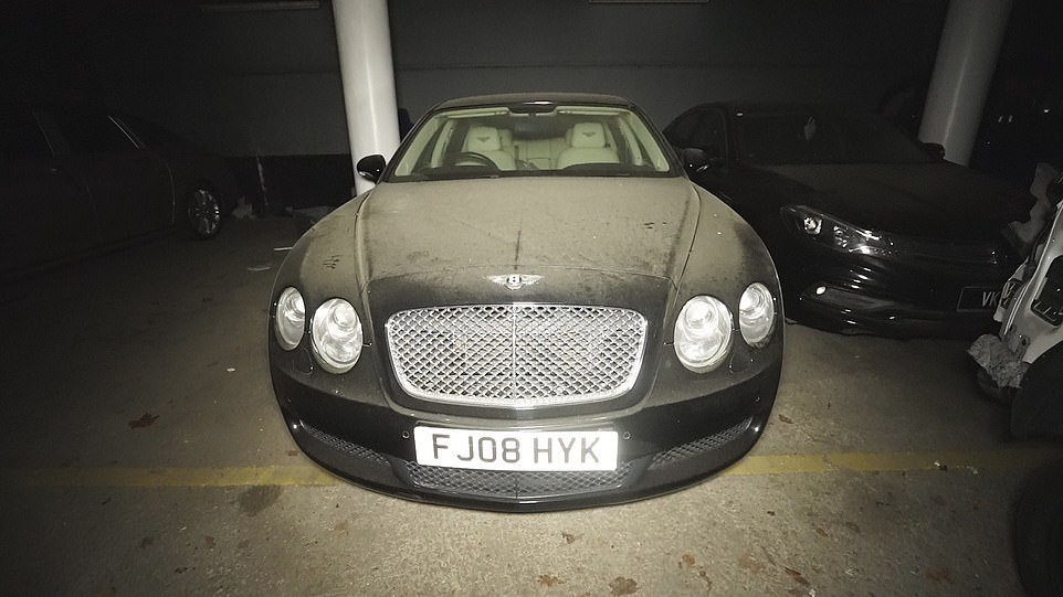 Chiếc xe sang Bentley Continental Flying Spur phủ đầy bụi nằm trong hầm để xe