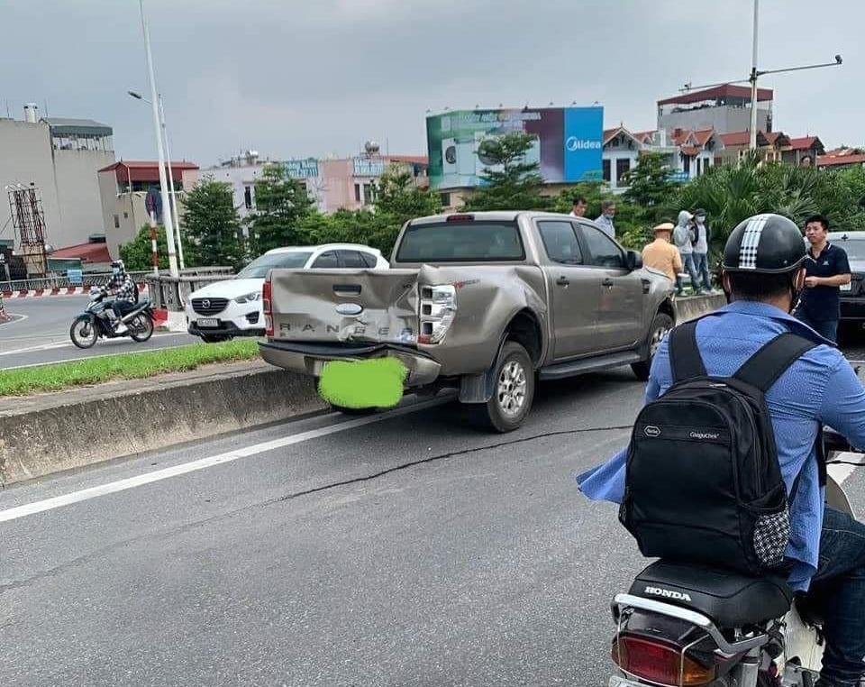 Chiếc xe bán tải Ford Ranger bị xe buýt tông móp nặng đuôi xe
