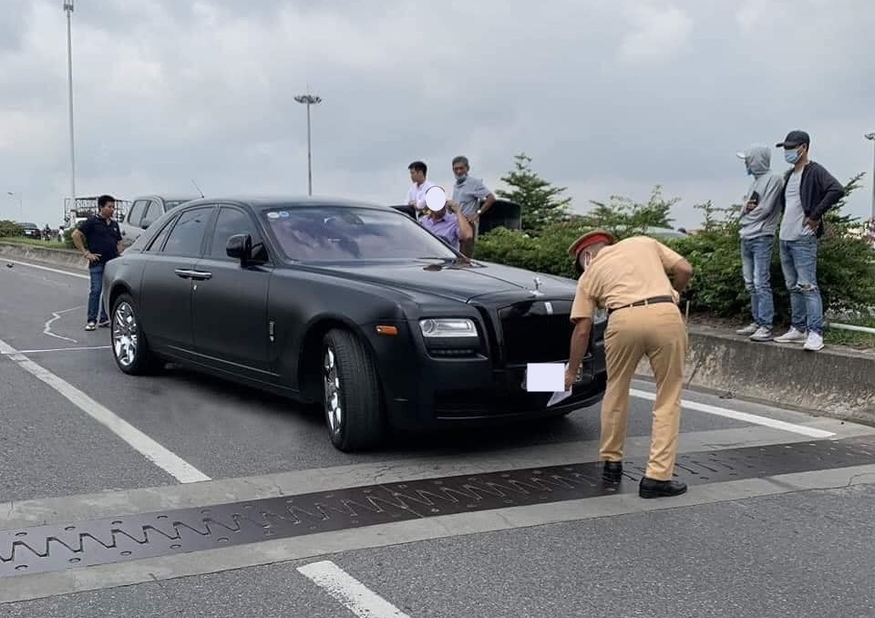 1 trong 3 chiếc ô tô xảy ra tông xe dây chuyền với xe buýt là Rolls-Royce Ghost
