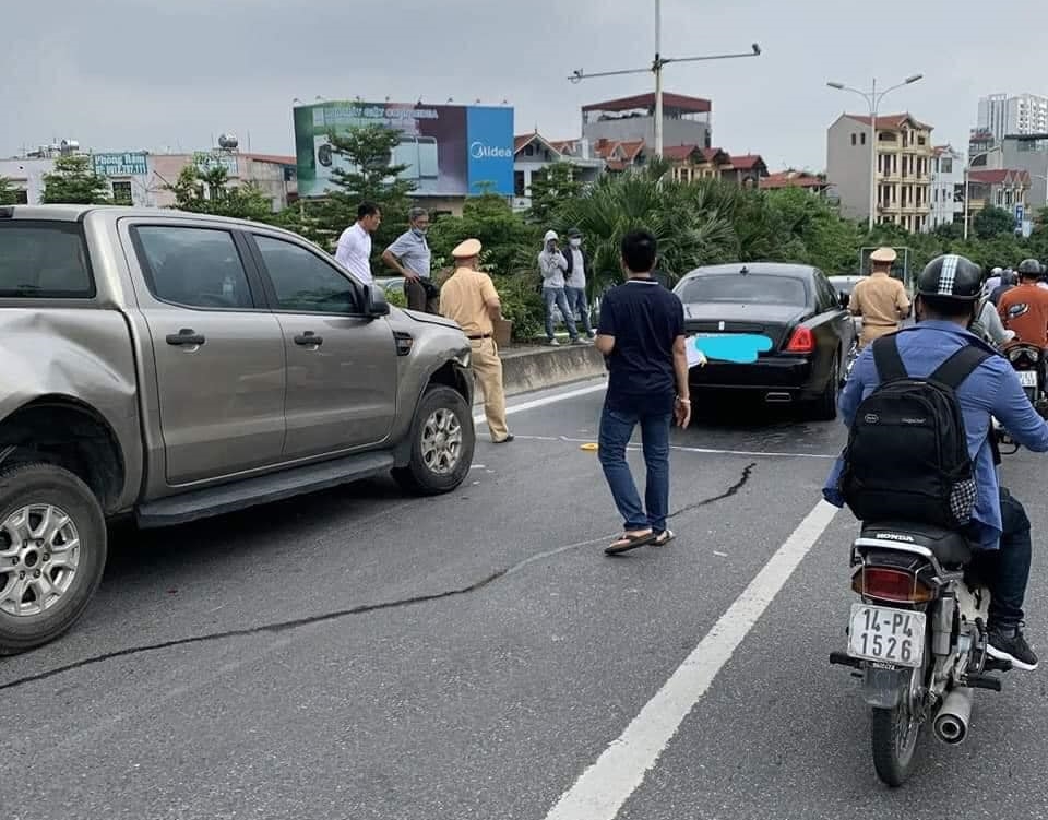Lực lượng chức năng đang giải quyết vụ tông xe dây chuyền