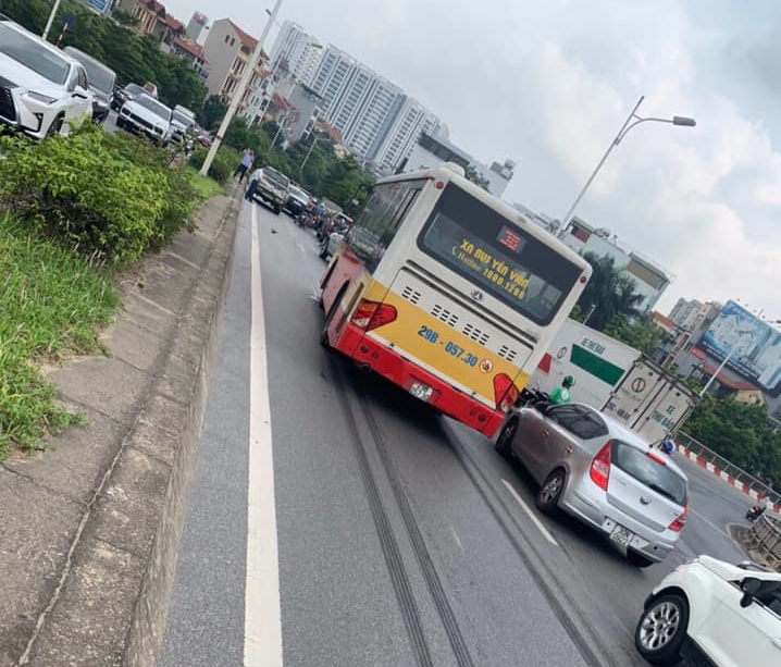 Hiện trường vụ tông xe dây chuyền của 3 xe ô tô và xe buýt trên cầu vượt Vĩnh Tuy