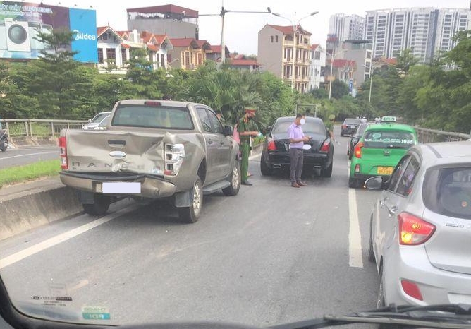 Chiếc Ford Ranger sau khi bị xe buýt tông mạnh đuôi xe đã lao về trước và tông vào Rolls-Royce Ghost