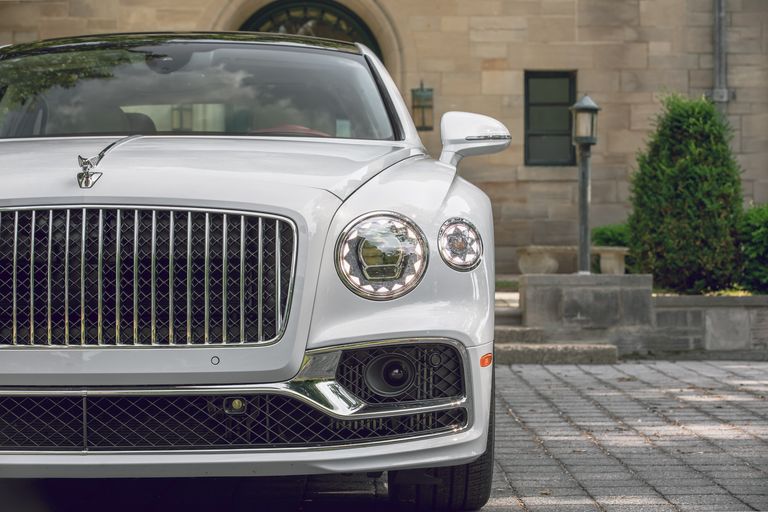 Bentley Flying Spur 2020 có mặt tiền hoàn toàn khác biệt so với bản cũ