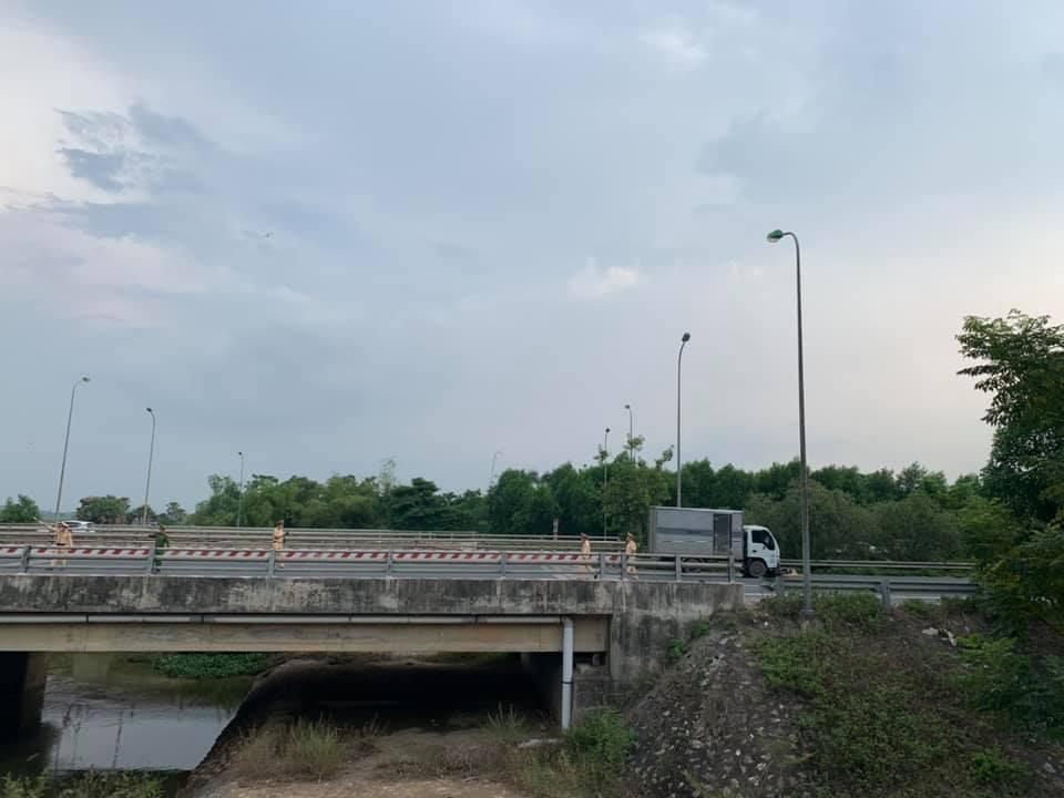 Lực lượng chức năng c&oacute; mặt tại hiện trường vụ tai nạn