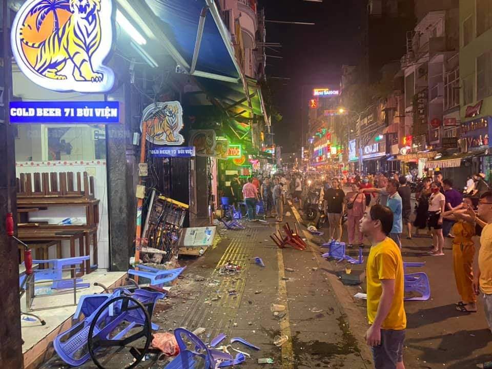 Nhiều b&agrave;n ghế của c&aacute;c qu&aacute;n nhậu bị hư hỏng