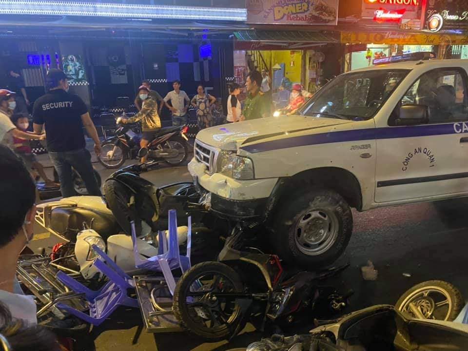 Hơn 6 chiếc xe m&aacute;y bị xe b&aacute;n tải c&ocirc;ng an phường t&ocirc;ng tr&uacute;ng