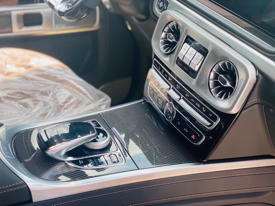 Chiếc Mercedes-AMG G63 2020 màu xanh Olive có tuỳ chọn ốp carbon nội thất với giá 229 triệu đồng Chiếc Mercedes-AMG G63 2020 màu xanh Olive có tuỳ chọn ốp carbon nội thất với giá 229 triệu đồng