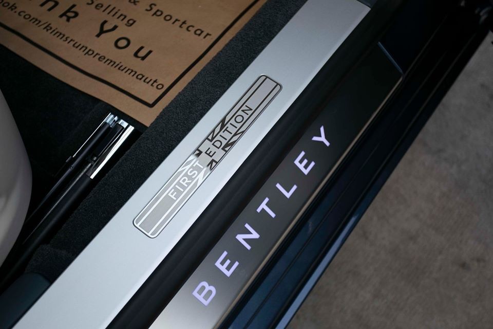 Bậc cửa rất kh&aacute;c biệt của Bentley Flying Spur First Edition