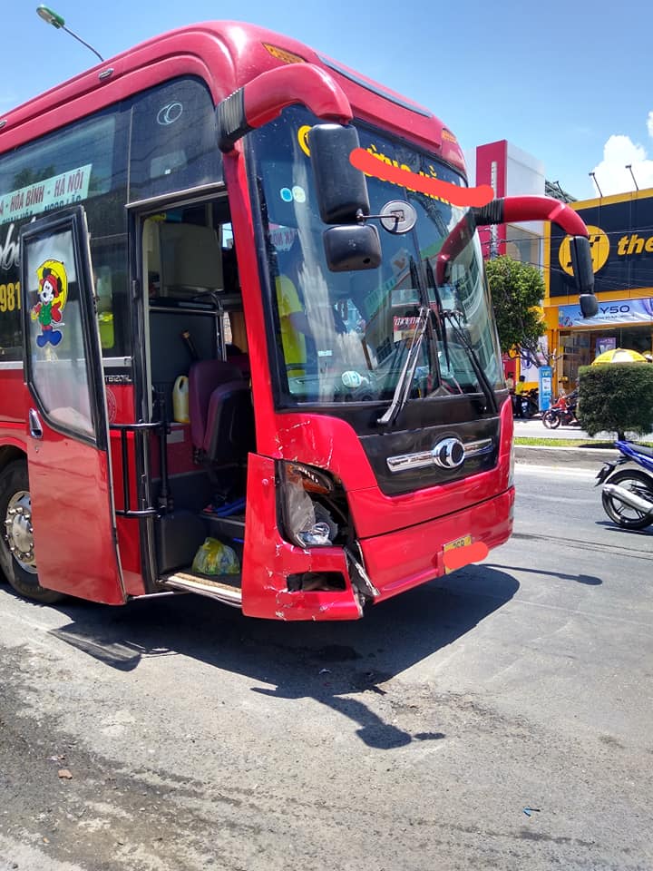 Chiếc ô tô khách biến dạng đầu xe