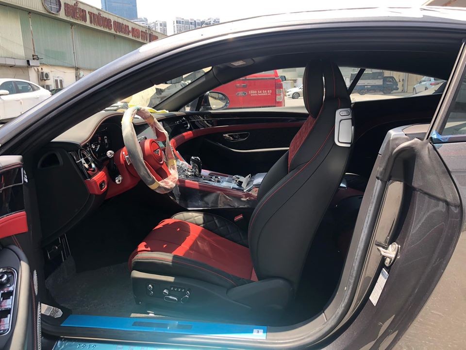 Nội thất xe Bentley Continental GT V8 thế hệ thứ 3 duy nhất tại Việt Nam